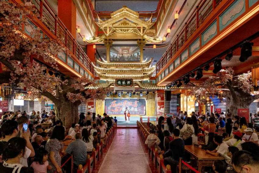 東坡宴盛大開業，東坡區正式推出“游三蘇祠、品東坡宴”文旅雙IP。侯建明攝
