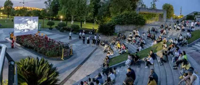 東坡城市濕地公園，市民游客駐足觀看壩壩電影。侯建明攝