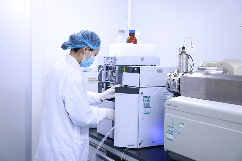 實驗人員正在操作檢測設備。胡鳳雷攝