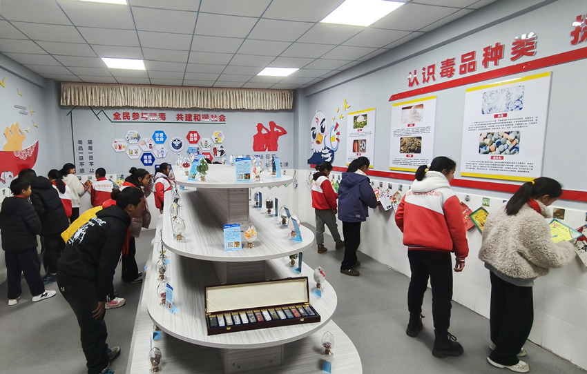 昭覺縣東方紅小學禁毒微基地。陳萱攝