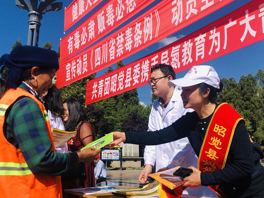 “媽媽禁毒隊”成員在開展禁毒宣傳活動。受訪者供圖