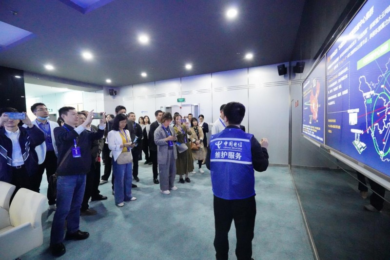 參觀中國電信西部信息中心運營商通信應用展廳。主辦方供圖