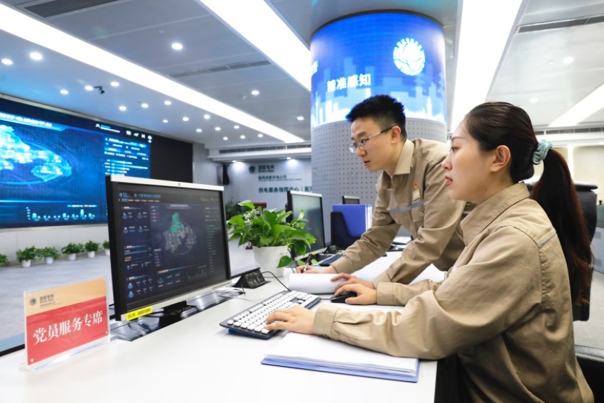 2024年5月11日，國網(wǎng)成都供電公司員工使用分鐘級電力感知平臺，精準(zhǔn)監(jiān)測分析配網(wǎng)運(yùn)行工況，實(shí)現(xiàn)配網(wǎng)搶修效率大幅提升。謝勇攝