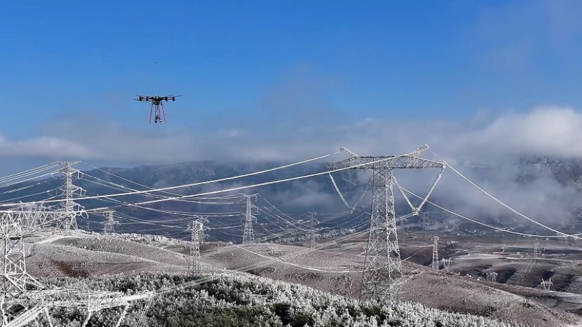 2024年12月，在四川省涼山州，國網(wǎng)四川電力利用除冰機器人開展特高壓架空地線除冰。陳興旺攝