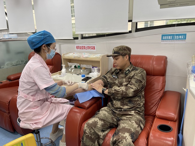 年輕隊員積極獻血。張慶麟供圖