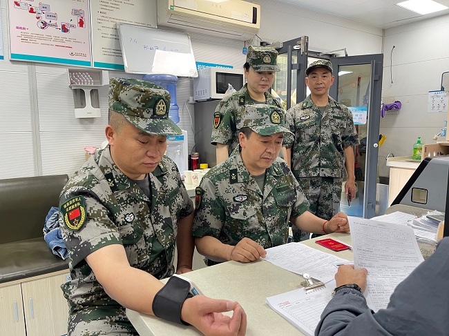 獻血前身體基本情況檢測。張慶麟供圖