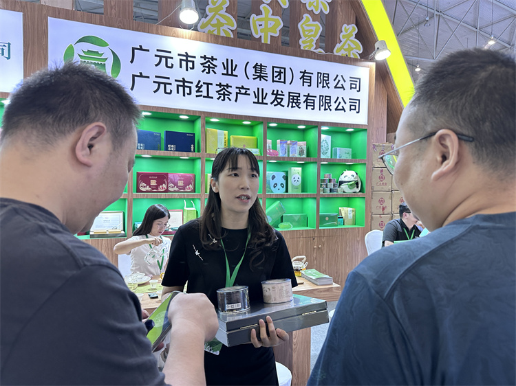 客商了解廣元茶葉。劉懷英供圖