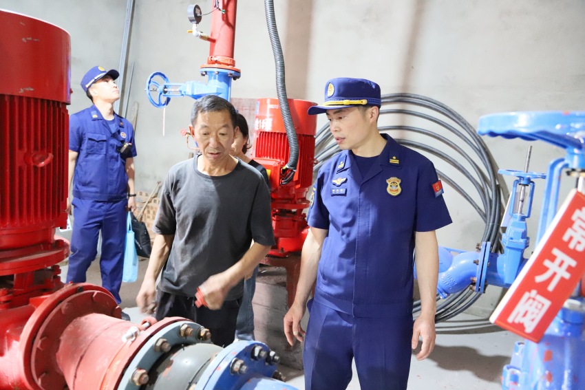巴中指導(dǎo)企業(yè)做好消防安全工作。四川省消防救援總隊(duì)供圖