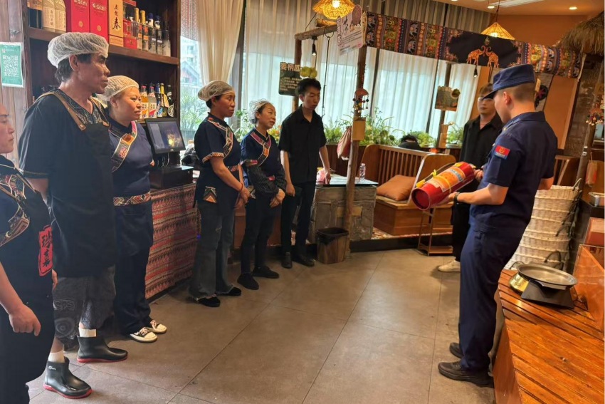 德陽(yáng)指導(dǎo)商鋪學(xué)習(xí)掌握使用滅火器。四川省消防救援總隊(duì)供圖