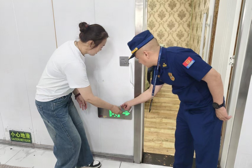 廣元指導(dǎo)酒店排查消防安全隱患。四川省消防救援總隊(duì)供圖