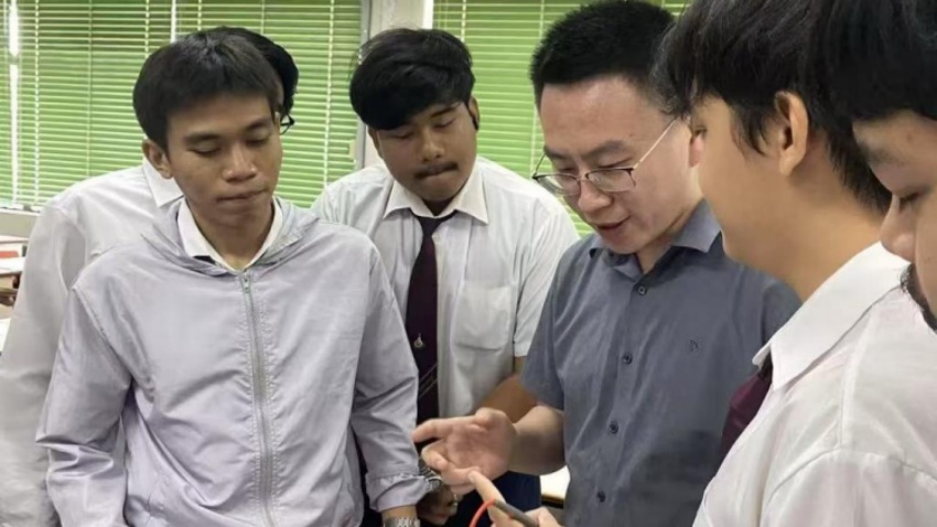 教師與學生進行學術交流。四川職業技術學院供圖