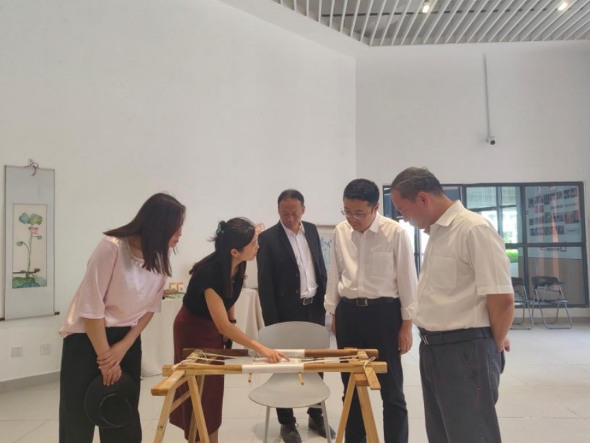 考察團隊參觀龍鳳產教園區數字文旅學院實訓室。四川職業技術學院供圖