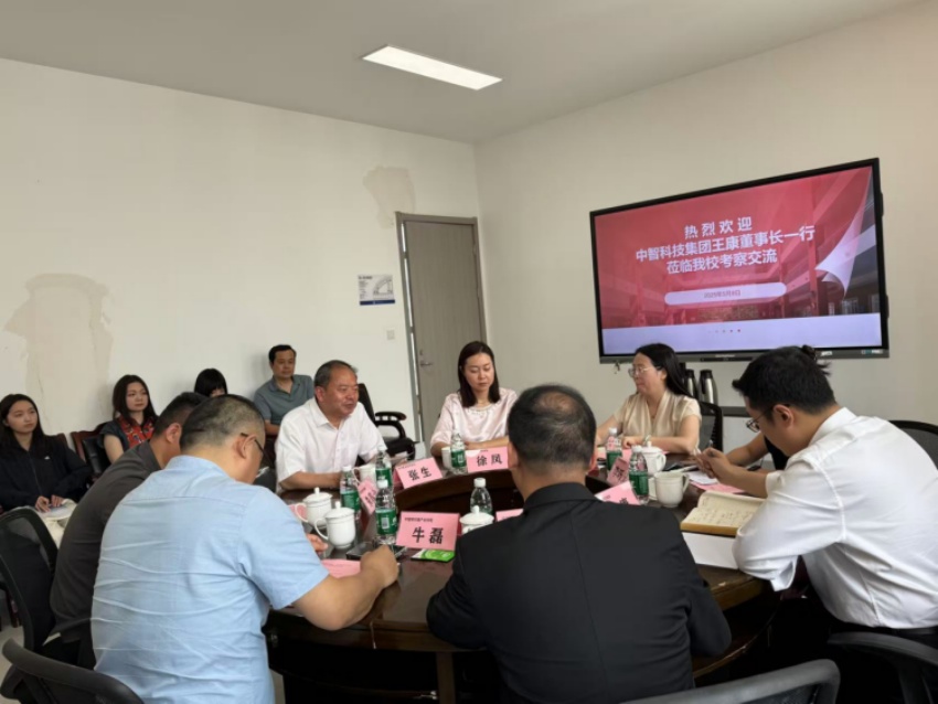 校企雙方在產(chǎn)教融合交流會上就深化合作進行深入探討。四川職業(yè)技術學院供圖