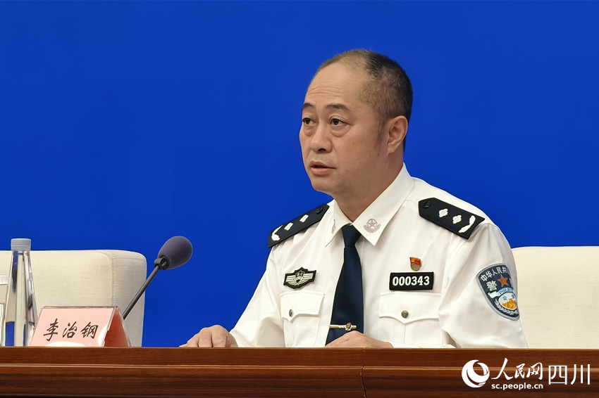 四川省公安廳經(jīng)偵總隊(duì)總隊(duì)長(zhǎng)李治鋼。人民網(wǎng) 趙祖樂(lè)攝