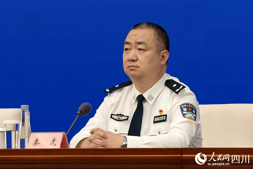 四川省公安廳經(jīng)偵總隊(duì)副總隊(duì)長(zhǎng)秦虎。人民網(wǎng) 趙祖樂(lè)攝
