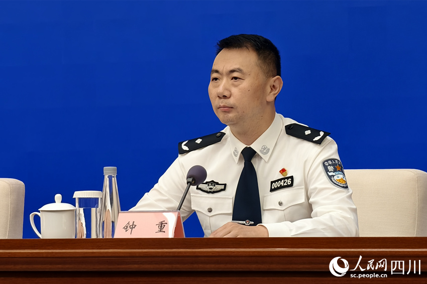 四川省公安廳經(jīng)偵總隊(duì)副總隊(duì)長(zhǎng)鐘重。人民網(wǎng) 趙祖樂(lè)攝