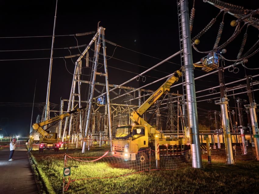 4月29日，在四川省廣安市黃巖500千伏變電站，國網四川超高壓公司檢修人員利用夜間時間開展刀閘檢修。李紜豪攝