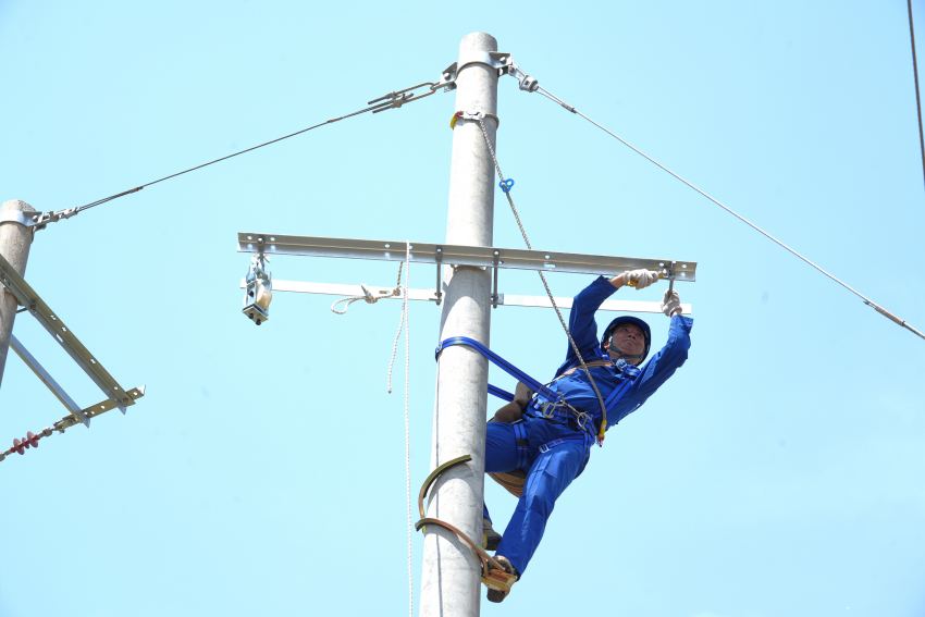 5月12日，在四川德陽市旌陽區(qū)，國網(wǎng)德陽供電公司東湖供電所對電力線路升級改造。陳前宇攝