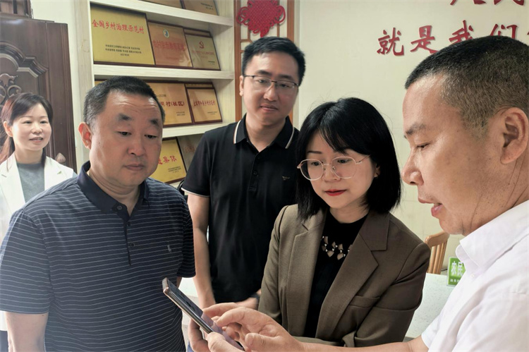 調研組一行查看喜龍村運用“川善治”平臺進行“三務”公開情況。單毅夫供圖