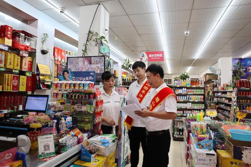 普法志愿者進店宣講。聶璀供圖