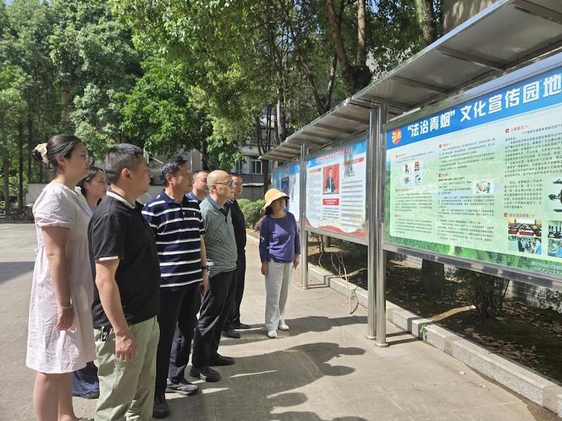 學習民法典。何亞卓供圖