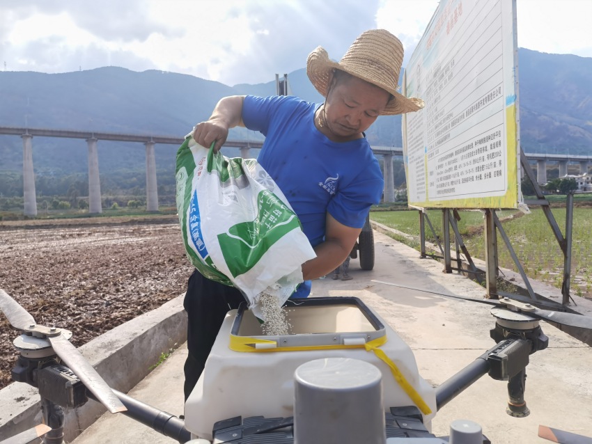 村民正在向無人機添裝肥料。德昌縣委宣傳部供圖