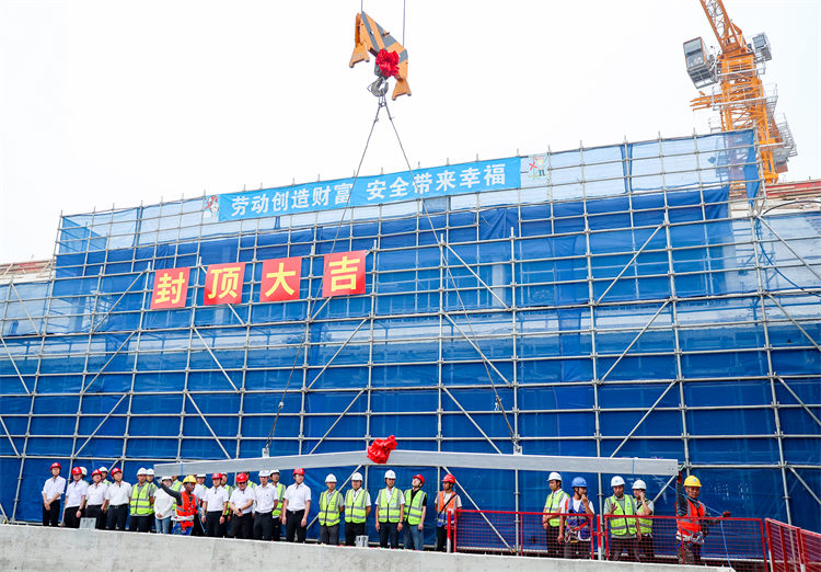 在四川省重點工程廣安理工學院建設現場，隨著最后一根鋼梁吊裝就位，該項目建設迎來關鍵節點——主體工程提前45天實現封頂。邱海鷹攝
