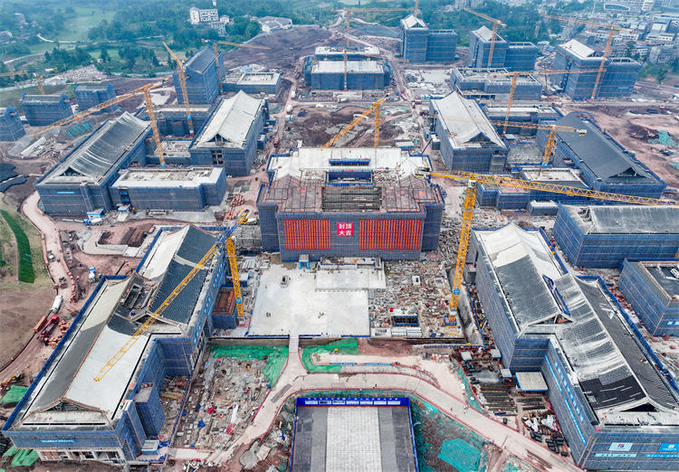 主體工程提前45天封頂的四川省重點工程廣安理工學院建設現場。邱海鷹攝
