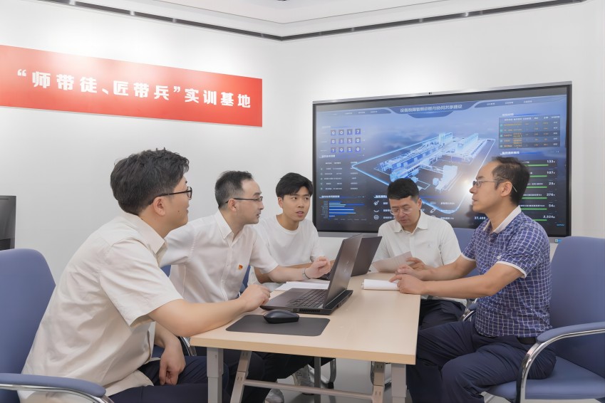 超能創新工作室成員正在討論課題。成都市煙草專賣局供圖