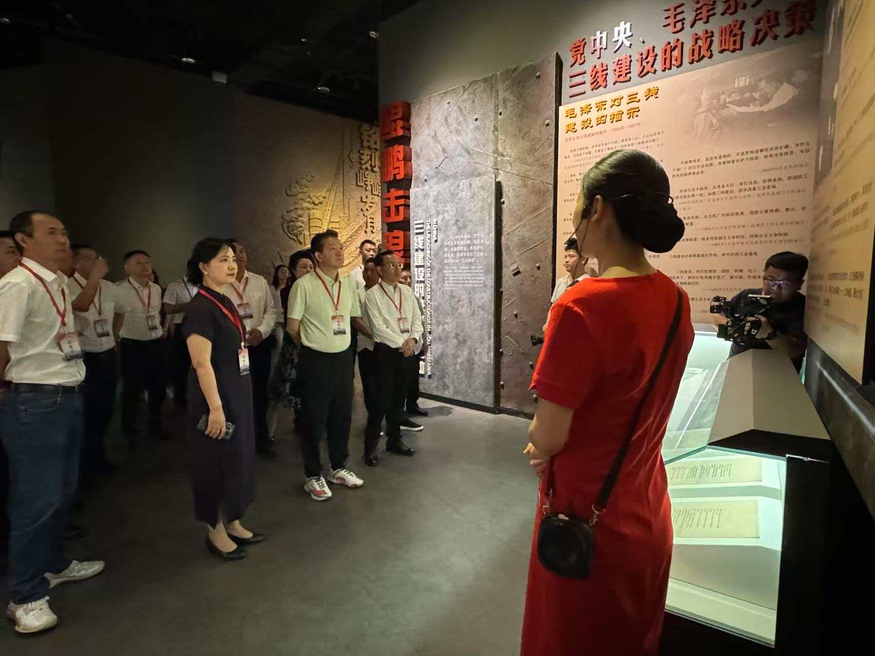5月12日上午，代表委員們參觀攀枝花中國三線建設(shè)博物館。崔熙滟攝