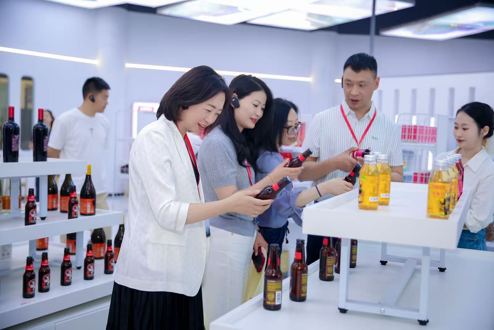 5月13日，代表委員前往京東（鹽邊）鄉(xiāng)村振興示范園調(diào)研。四川高院供圖