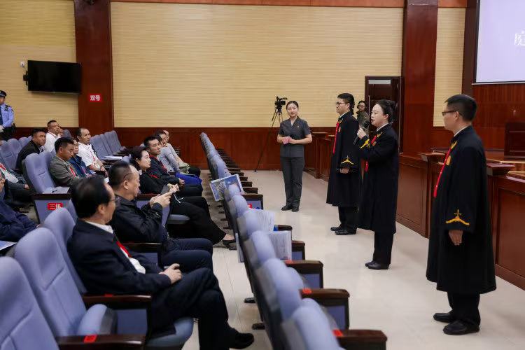 5月15日，代表委員前往涼山彝族自治州中級(jí)人民法院旁聽庭審，并與合議庭成員互動(dòng)交流。四川高院供圖
