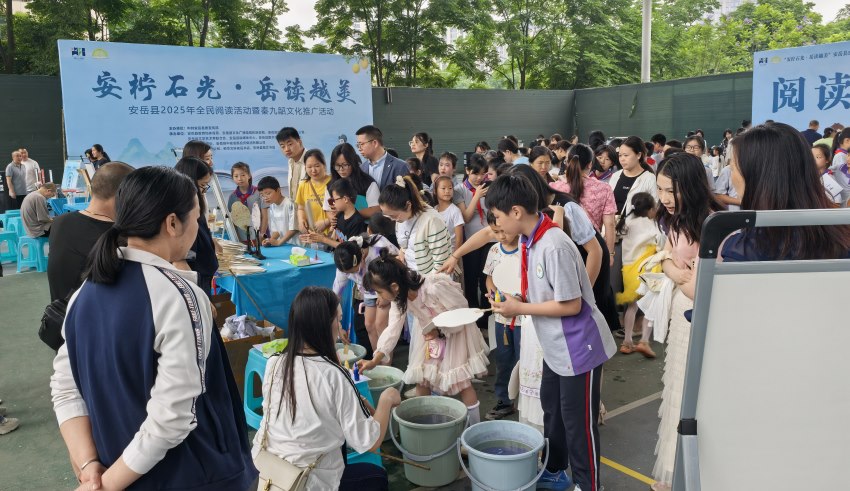 學生和家長進行游資互動。賀云攝
