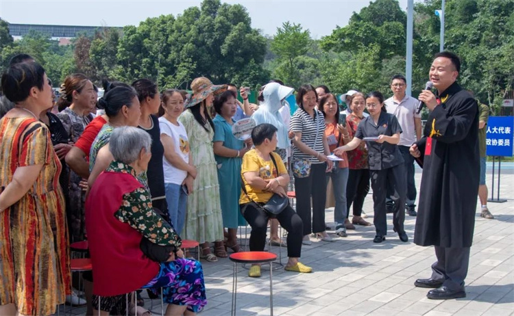 為市民講解法律知識。射洪法院供圖