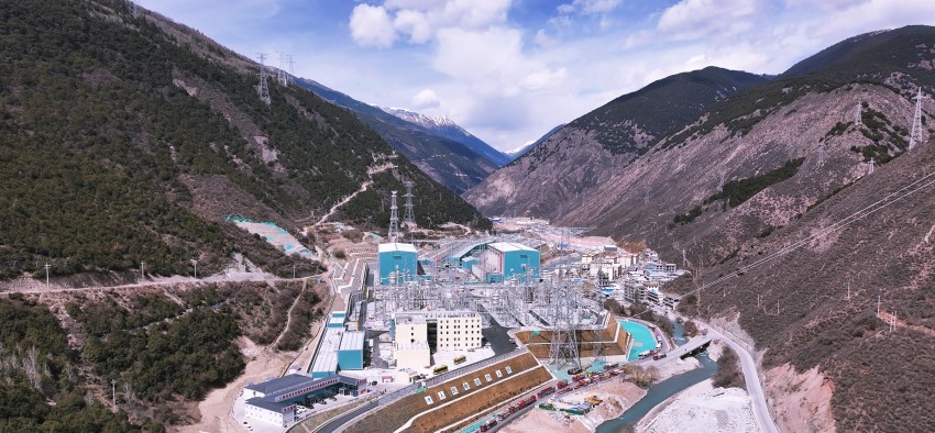 5月1日，金上-湖北特高壓直流工程大件運輸?shù)诹鷵Q流變壓器抵達(dá)位于甘孜州白玉縣海拔3100米的幫果換流站。國網(wǎng)四川電力供圖