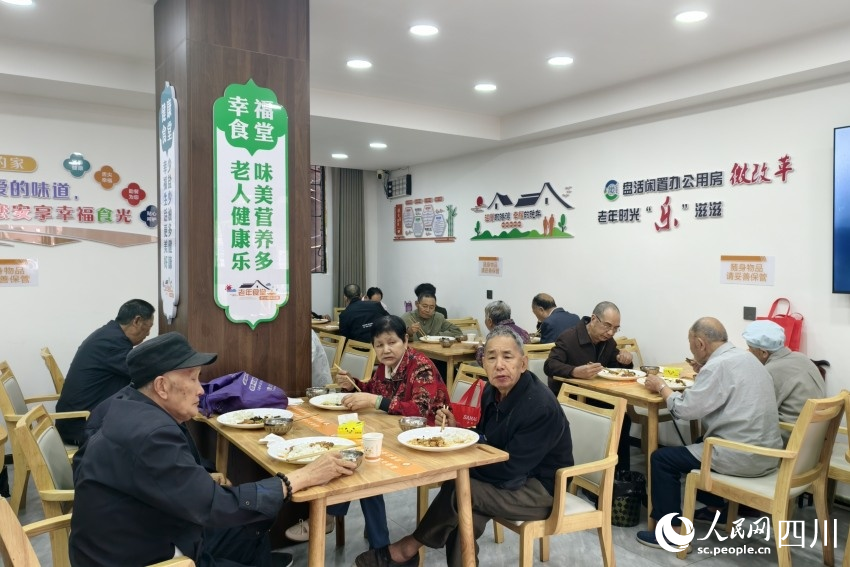 老年食堂內，老人們正在享用午餐。人民網 趙祖樂攝
