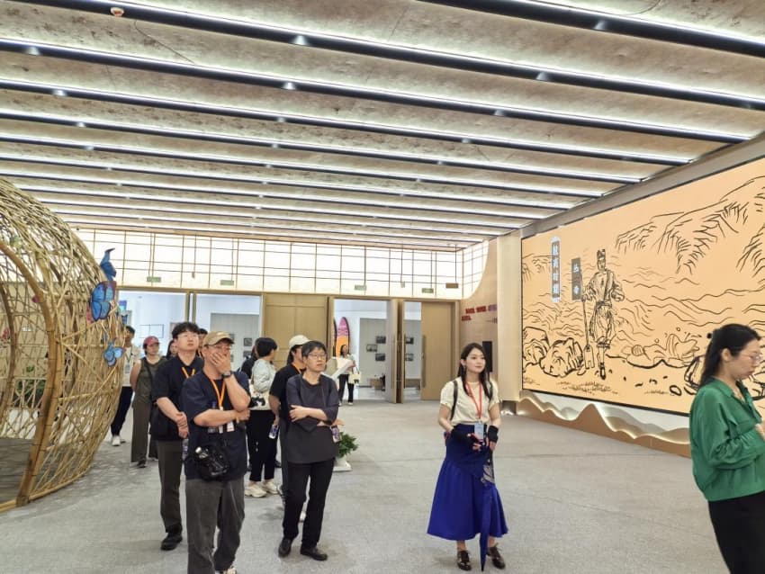 代表團在蜀水文化博覽館參觀。 吳渝攝