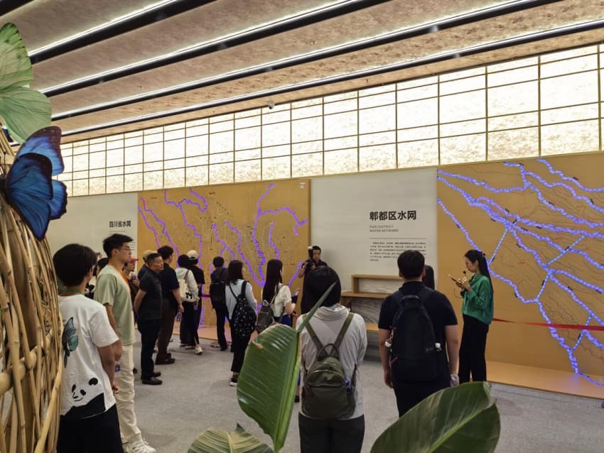 代表團觀看四川省及郫都區(qū)水網(wǎng)。 吳渝攝