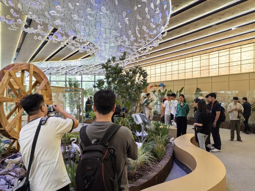 代表團參觀城市微縮景觀。 吳渝攝