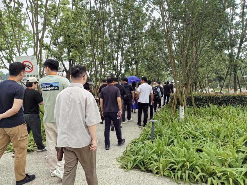 代表團在濕地公園參觀。吳渝攝