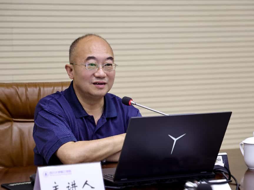 2中國教育發(fā)展戰(zhàn)略學(xué)會思想道德建設(shè)專業(yè)委員會理事長、北京科技大學(xué)思想政治工作研究院院長、教育部思政司原司長馮剛教授主講 彭勇 攝