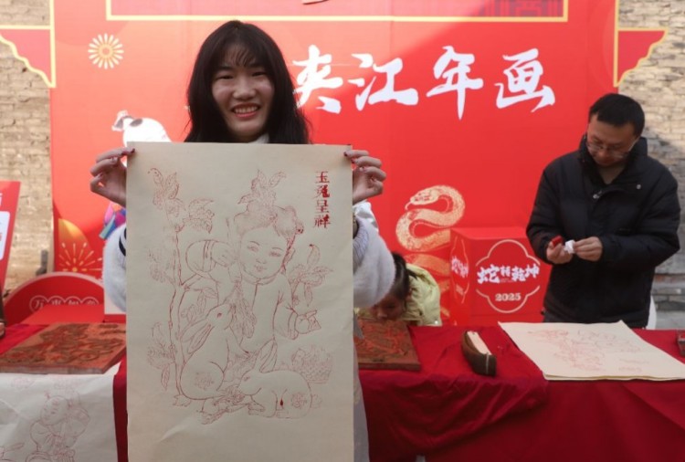 在夾江宣紙上作畫。夾江縣融媒體中心供圖