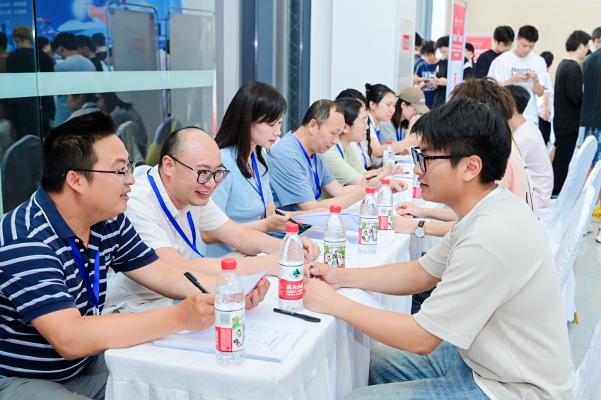 現(xiàn)場求職指導(dǎo)。四川工程職業(yè)技術(shù)大學(xué)供圖