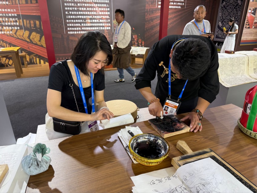 西博會(huì)非遺展示互動(dòng)體驗(yàn)區(qū)正在體驗(yàn)的觀眾。甘孜州委宣傳部供圖