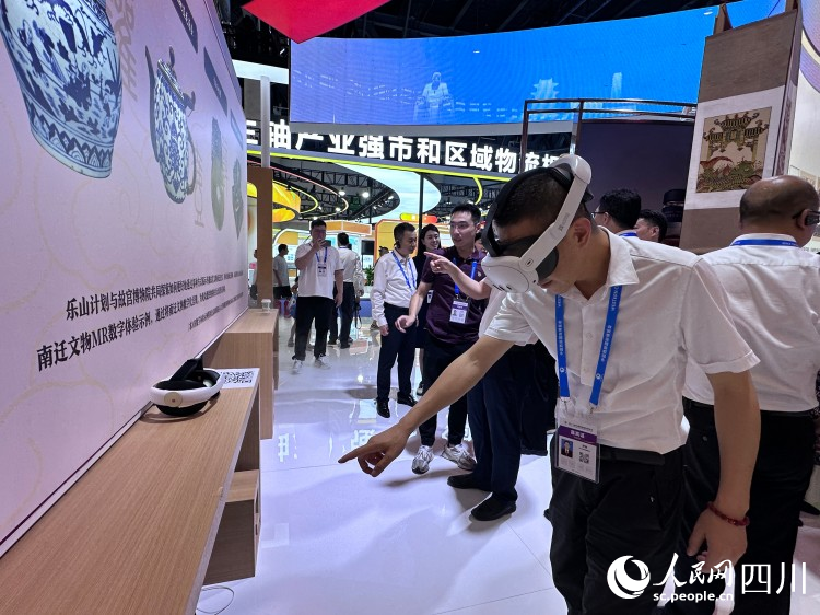 戴VR鏡”游“樂山。人民網記者 王波攝