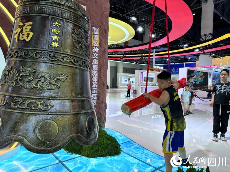 撞鐘祈福。人民網記者 王波攝