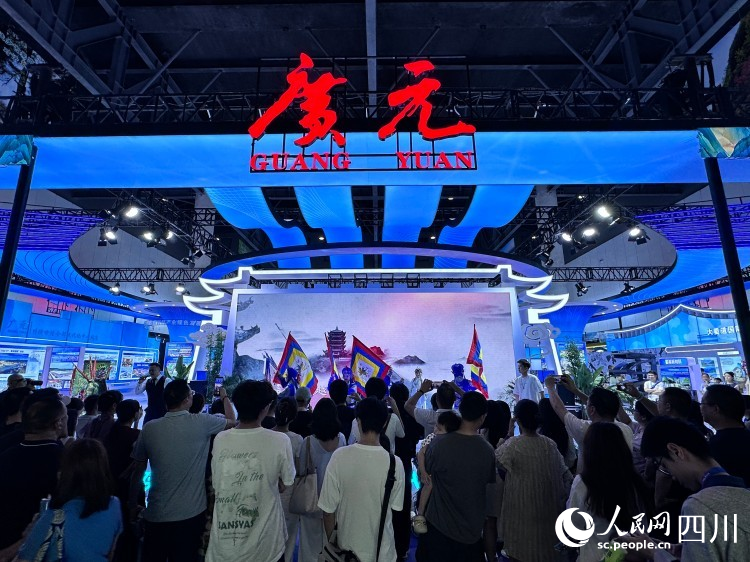 市民在廣元館觀看傳統(tǒng)文藝表演。人民網(wǎng)記者 王波攝