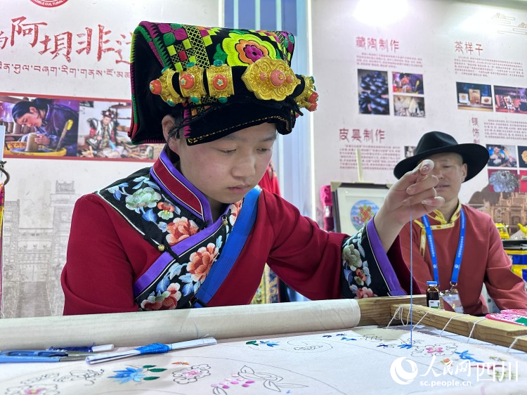 現場刺繡。人民網記者 王波攝