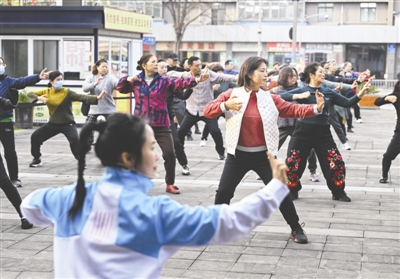 國醫館門前市民打八段錦 攝影 王效