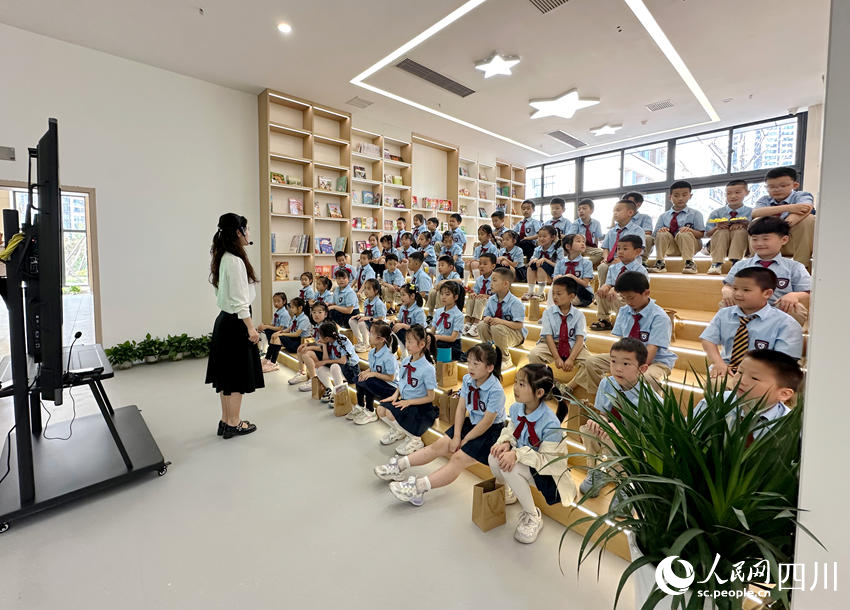 南充市將軍學(xué)校課堂上的孩子們。人民網(wǎng)記者 王波攝